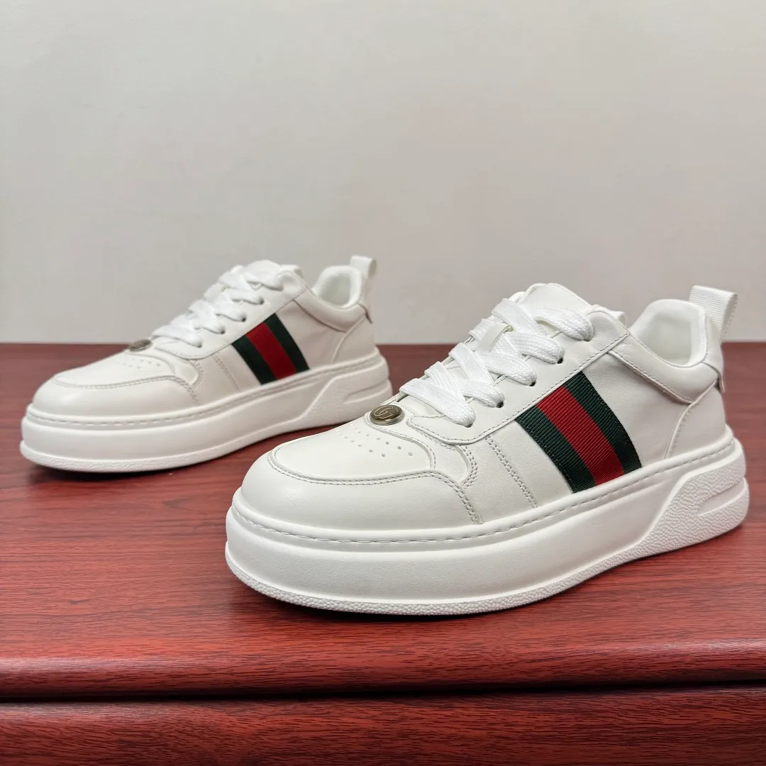 Batch 800 Gucci/Gucci new autumn men's leather sneakers thick-soled lightweight biscuit shoes! In the 2025 autumn and winter series, this sneaker adopts a thick-soled structure and cleverly uses the triple elements of silhouette design, color matching and material. Showcase retro style. This shoe is crafted from cow leather with webbing details and features a lightweight rubber sole for added sophistication. Multiple leathers are finely tailored and precision motorcycle composite splicing creates a full sense of layering. Full calfskin lining and insole with gold-tone logo lettering and badge detailing. There is a GG brand logo buckle on the toe, classic webbing embellishment, 5CM thickened lightweight rubber sole, air-glue stitching process, long-lasting wear without opening the glue and excellent on-foot comfort. Flat last shape, easy to match with all types of pants, and comes with a full set of packaging! Size: 39-40-41-42-43-44 leather shoe size (can be customized to 38.45) Item number: 431920 Webbing white